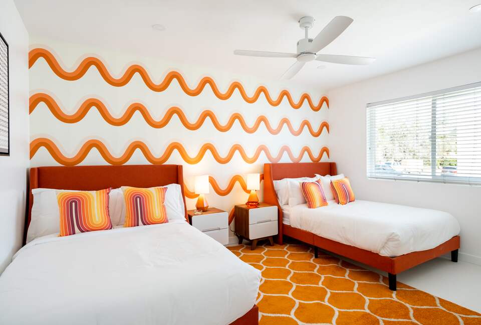 Avalon House: Mid Mod Hues and Mountain Views - Palm Springs, California