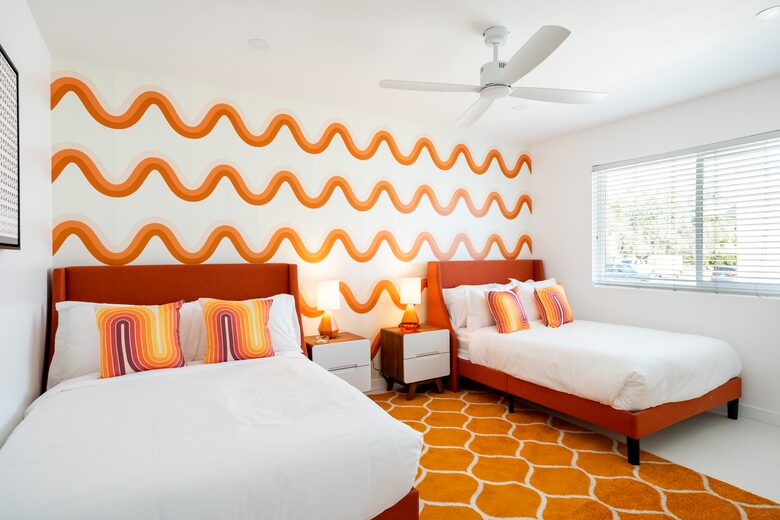 Avalon House: Mid Mod Hues and Mountain Views - Palm Springs, California