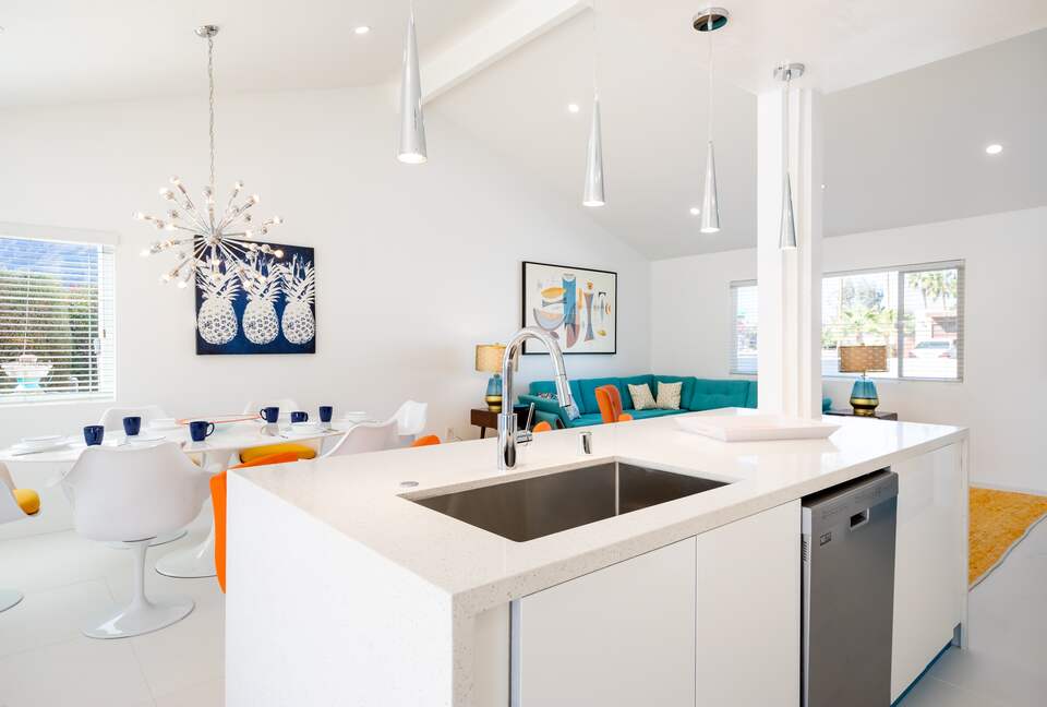 Avalon House: Mid Mod Hues and Mountain Views - Palm Springs, California