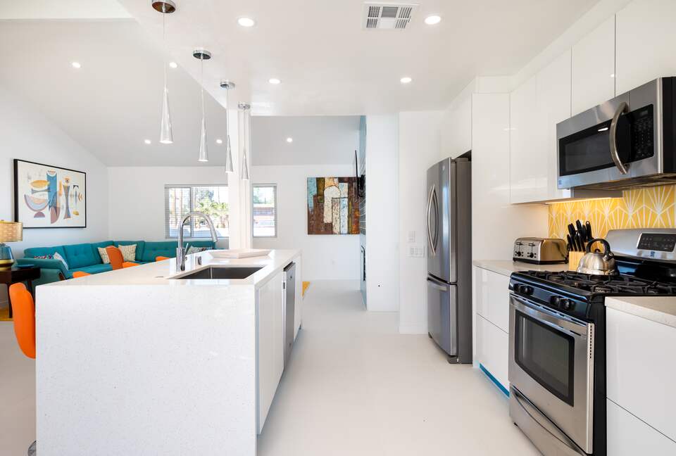 Avalon House: Mid Mod Hues and Mountain Views - Palm Springs, California