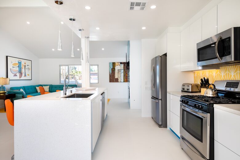 Avalon House: Mid Mod Hues and Mountain Views - Palm Springs, California