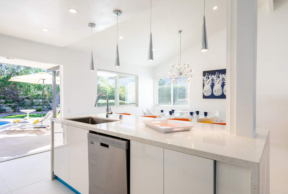 Avalon House: Mid Mod Hues and Mountain Views - Palm Springs, California