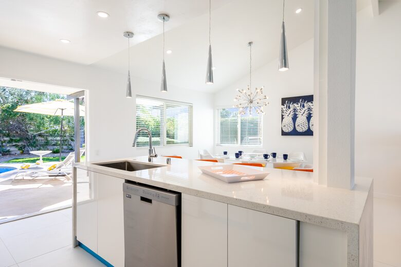 Avalon House: Mid Mod Hues and Mountain Views - Palm Springs, California