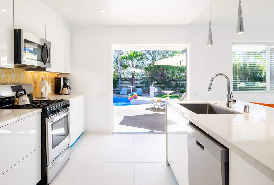 Avalon House: Mid Mod Hues and Mountain Views - Palm Springs, California