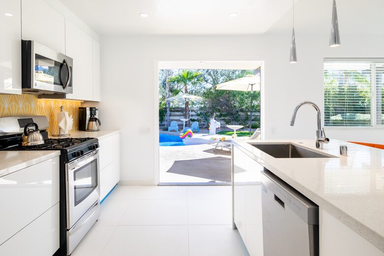 Avalon House: Mid Mod Hues and Mountain Views - Palm Springs, California