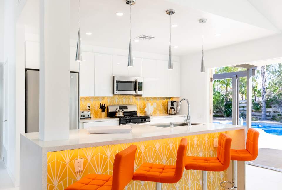 Avalon House: Mid Mod Hues and Mountain Views - Palm Springs, California