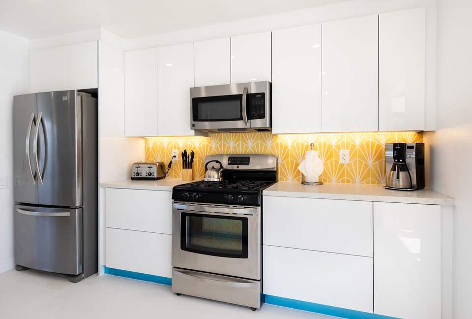 Avalon House: Mid Mod Hues and Mountain Views - Palm Springs, California