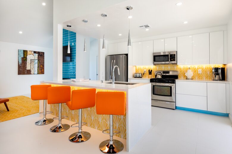 Avalon House: Mid Mod Hues and Mountain Views - Palm Springs, California