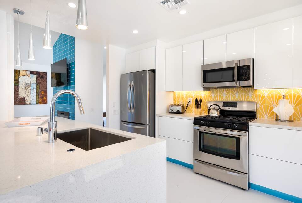 Avalon House: Mid Mod Hues and Mountain Views - Palm Springs, California