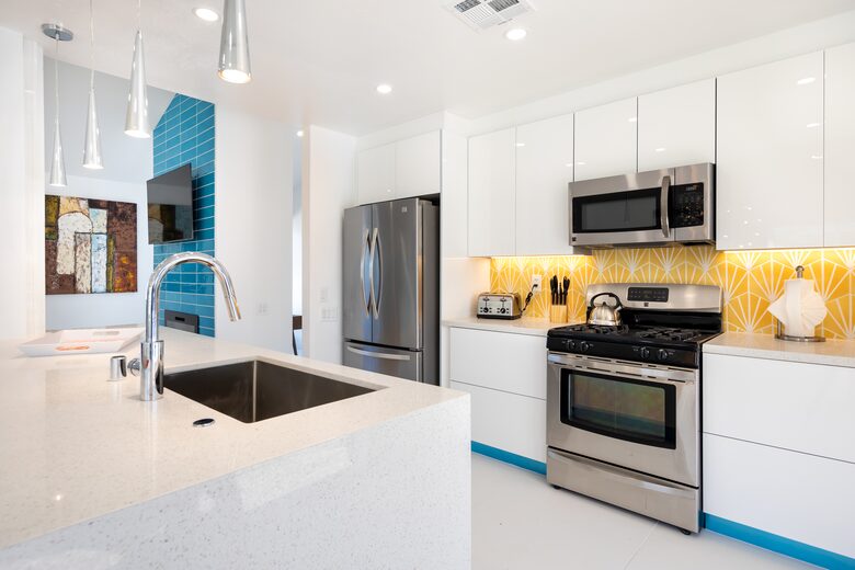 Avalon House: Mid Mod Hues and Mountain Views - Palm Springs, California