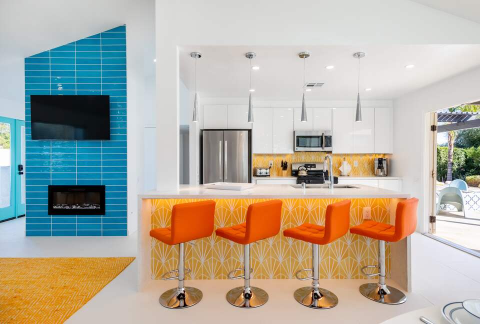 Avalon House: Mid Mod Hues and Mountain Views - Palm Springs, California