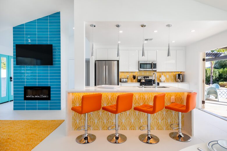 Avalon House: Mid Mod Hues and Mountain Views - Palm Springs, California