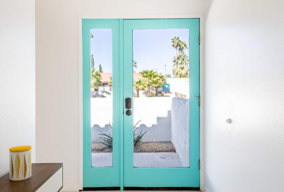 Avalon House: Mid Mod Hues and Mountain Views - Palm Springs, California