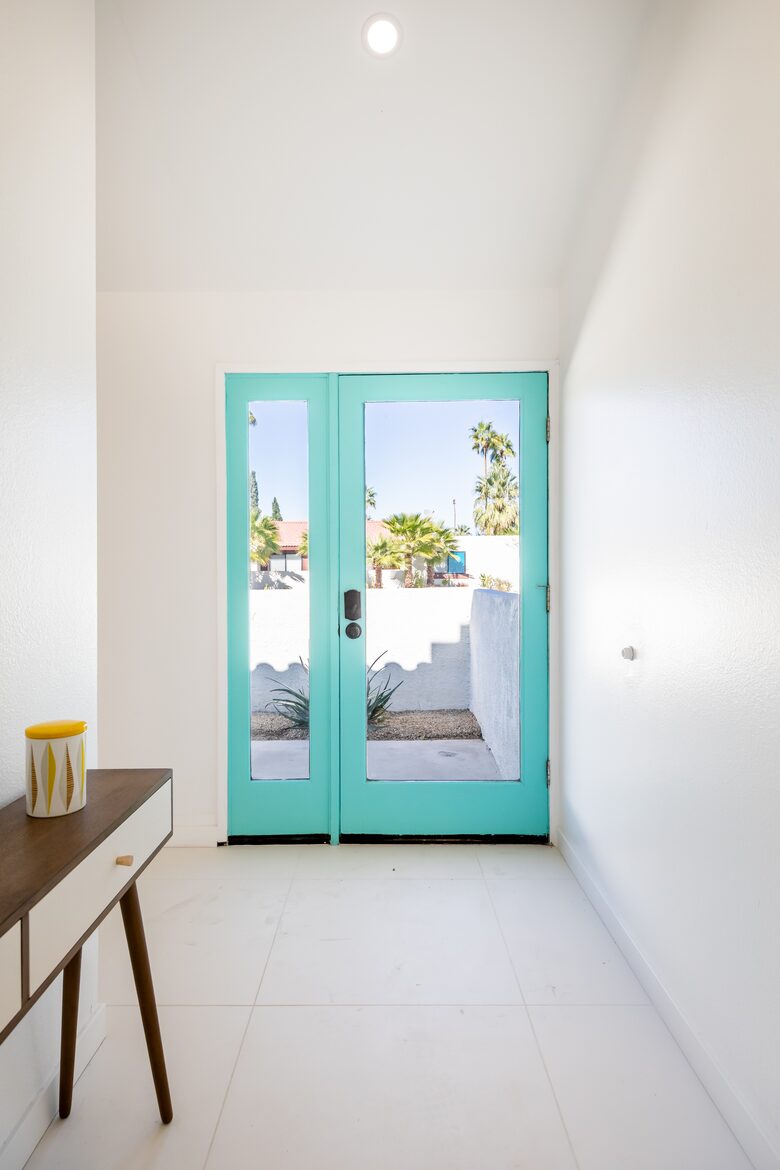 Avalon House: Mid Mod Hues and Mountain Views - Palm Springs, California