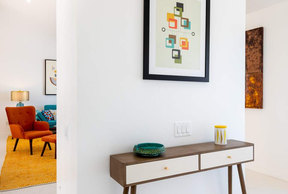 Avalon House: Mid Mod Hues and Mountain Views - Palm Springs, California