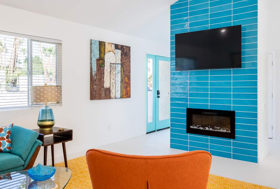 Avalon House: Mid Mod Hues and Mountain Views - Palm Springs, California