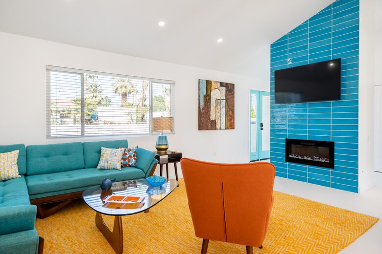 Avalon House: Mid Mod Hues and Mountain Views - Palm Springs, California