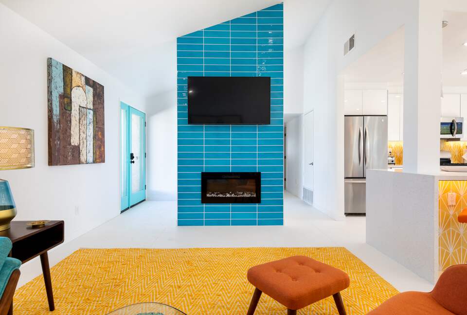 Avalon House: Mid Mod Hues and Mountain Views - Palm Springs, California