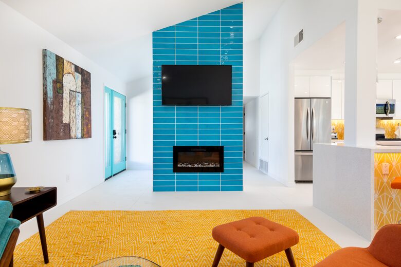 Avalon House: Mid Mod Hues and Mountain Views - Palm Springs, California