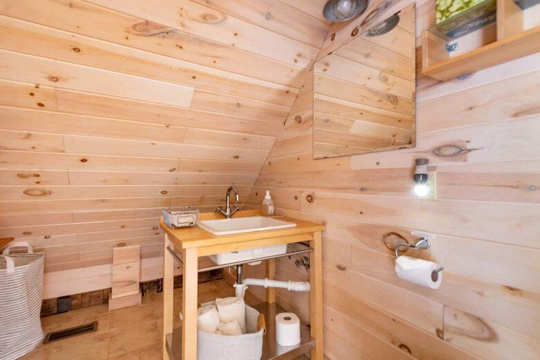 Home exchange in Fairview NC, second floor bathroom