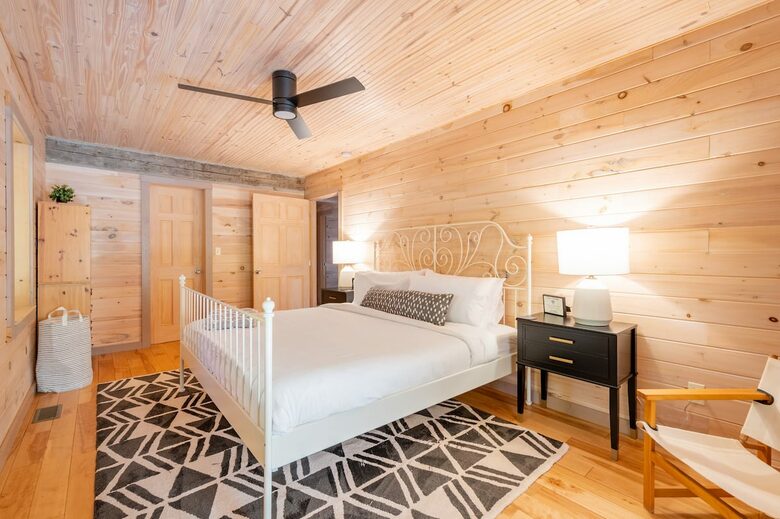 Home exchange in Fairview NC, master bedroom with king bed