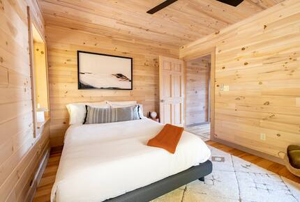 Home exchange in Fairview NC, main floor queen bedroom