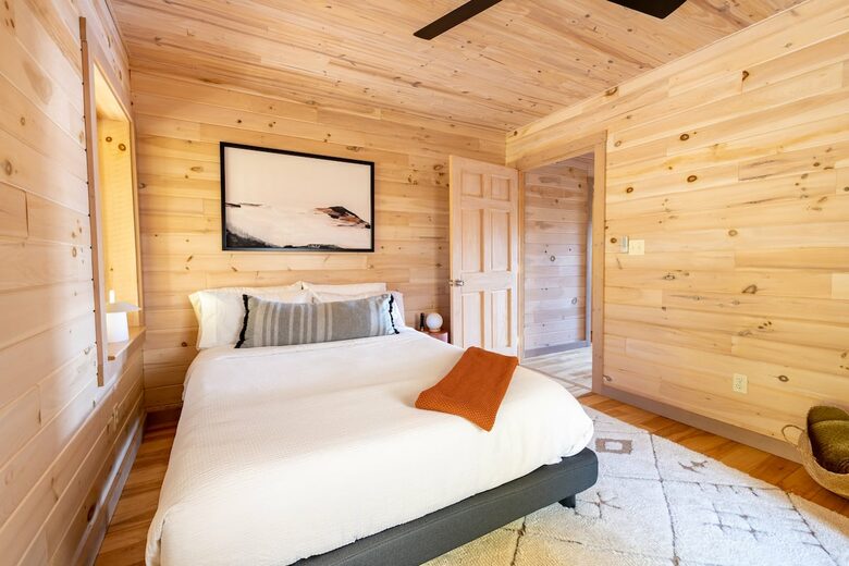 Home exchange in Fairview NC, main floor queen bedroom