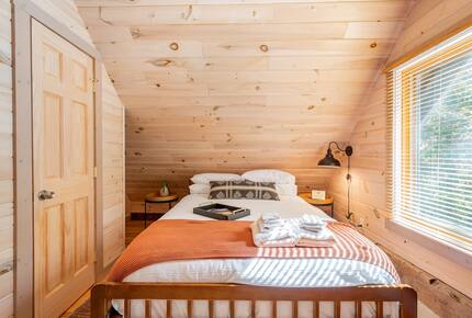 Home exchange in Fairview NC, second floor queen bedroom