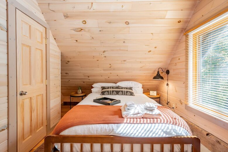 Home exchange in Fairview NC, second floor queen bedroom