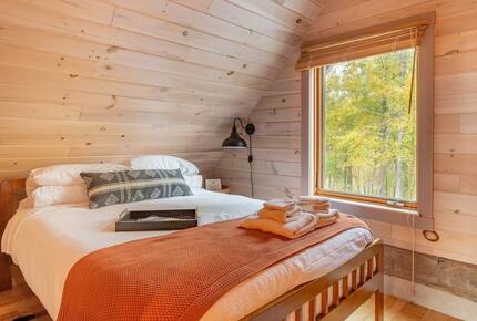 Home exchange in Fairview NC, second floor queen bedroom