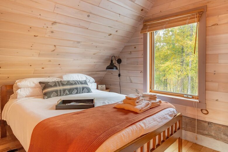 Home exchange in Fairview NC, second floor queen bedroom