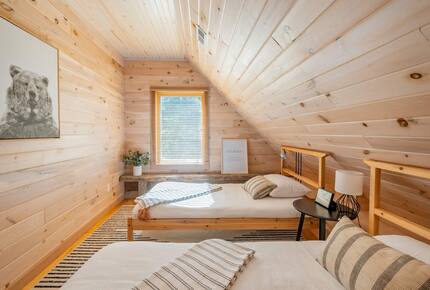 Home exchange in Fairview NC, second floor bedroom with two twin beds