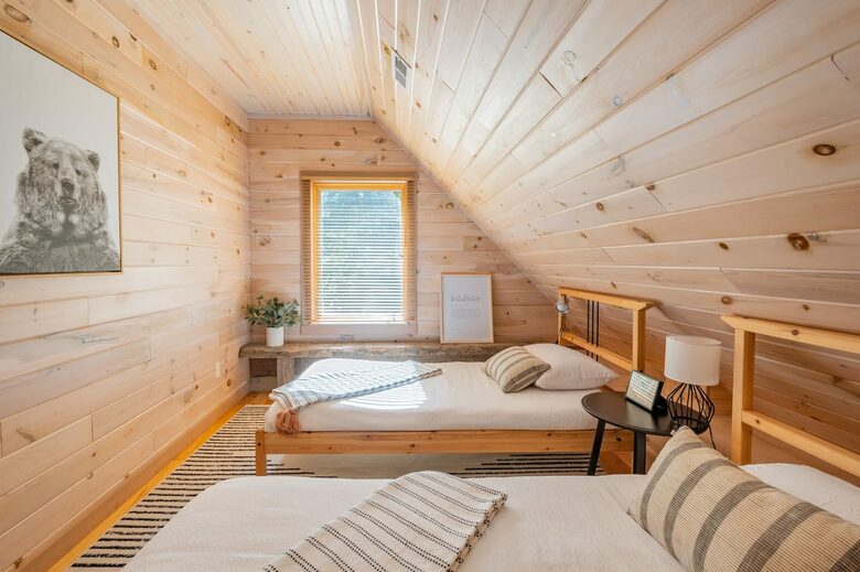 Home exchange in Fairview NC, second floor bedroom with two twin beds