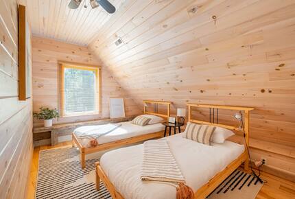 Home exchange in Fairview NC, second floor bedroom with two twin beds