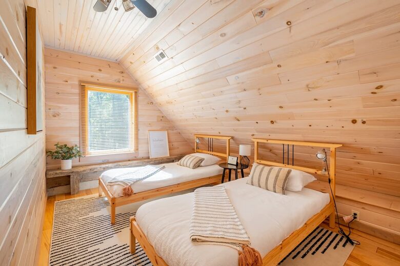 Home exchange in Fairview NC, second floor bedroom with two twin beds