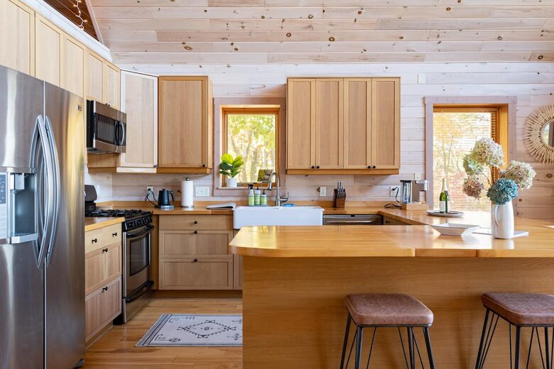 Home exchange in Fairview NC, kitchen with stainless steel appliances