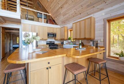 Home exchange in Fairview NC, kitchen with bar stool seating
