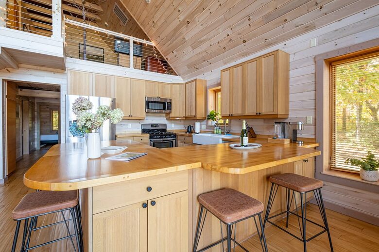 Home exchange in Fairview NC, kitchen with bar stool seating
