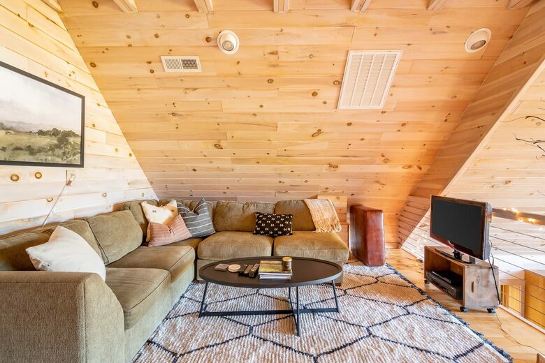 Home exchange in Fairview NC, upper loft with TV