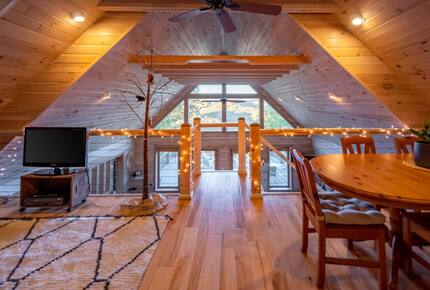 Home exchange in Fairview NC, upper loft with string lights