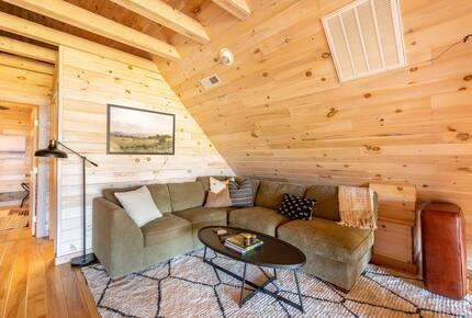 Home exchange in Fairview NC, upper loft with sectional sofa