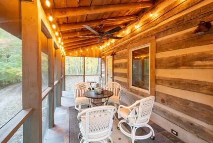 Home exchange in Fairview NC, screened in porch with table and chairs