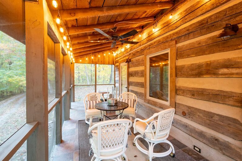 Home exchange in Fairview NC, screened in porch with table and chairs