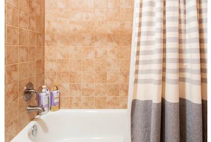 Home exchange in Fairview NC, second floor bathroom with shower & tub