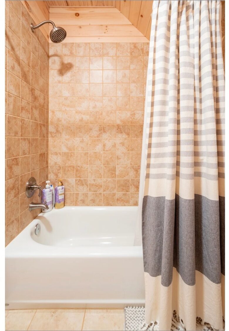 Home exchange in Fairview NC, second floor bathroom with shower & tub