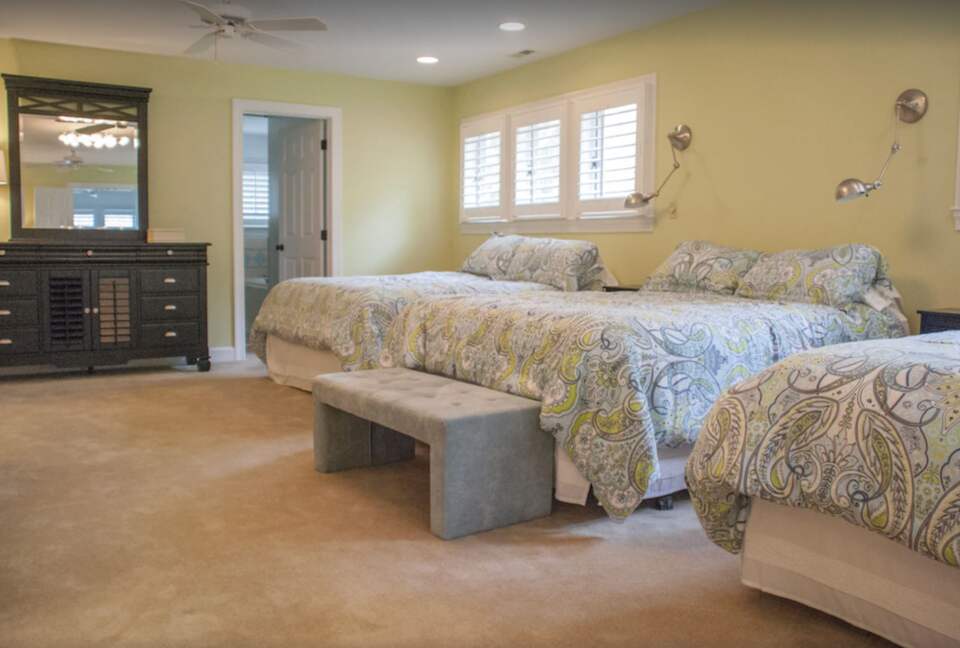 "Girls suite" with 3 queen beds