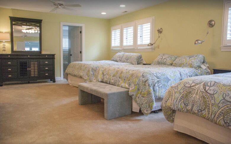 "Girls suite" with 3 queen beds