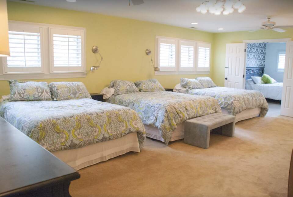 "Girls suite" with 3 queen beds