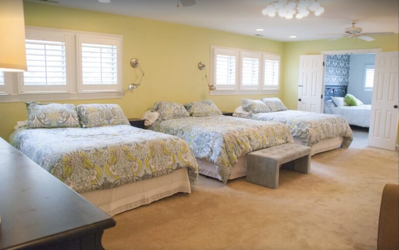 "Girls suite" with 3 queen beds