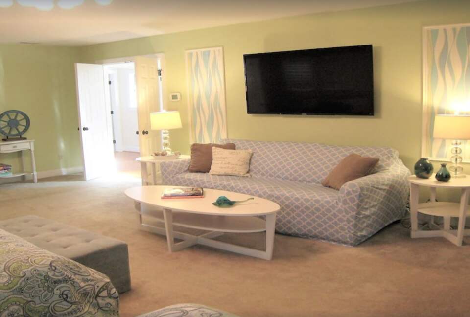 "Girls suite" with 3 queen beds and sofa